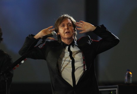 Paul McCartney singt  Hey Jude