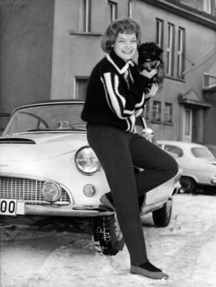 Romy SCHNEIDER mit ihrem Hundewelpen 'Flabs', 1959