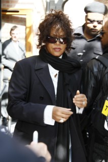 Whitney Houston vor ihrem Hotel in Hamburg