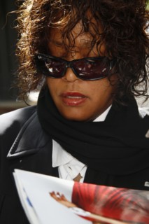 Whitney Houston vor ihrem Hotel in Hamburg