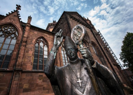 Statue de l'évêque Burchard devant la cathédrale de Worms (Allemagne)