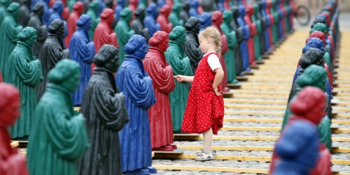 800 Luther-Figuren auf Markplatz von Wittenberg