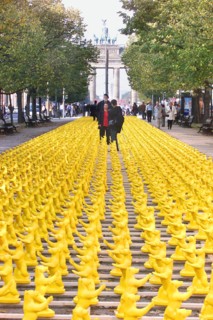 Foto: Henry H. Herrmann
Thema: 
10 000 Bären vor dem Brandenburger Tor und...