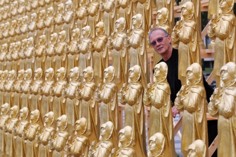Kunstaktion mit 600 goldfarbenen Madonna-Figuren
