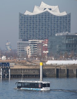Amphibienbus im Hamburger Hafen