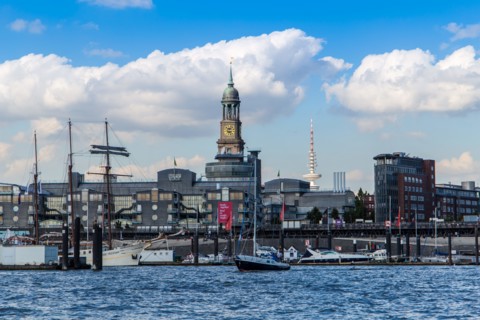 Blick auf den City Sporthafen und den Michel von Hamburg