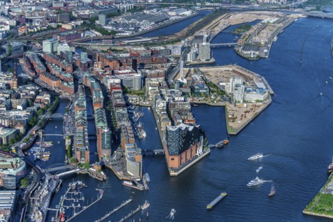 Konzerthaus Elbphilharmonie mit Speicherstadt in Hamburg