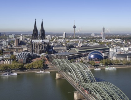 Blick von der Aussichtsplattform des Turms Triangle Köln auf die Innenstadt am Rhein mit Dom und