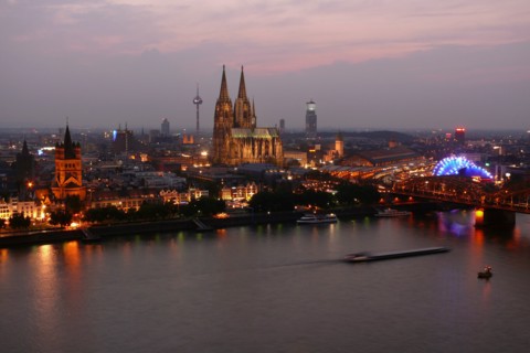 Blick über den Rhein auf das abendliche Köln mit dem Kölner Dom. Der Kölner Dom wurde 1996 von der