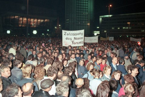 Leipzig: Montagsdemonstration auf dem Karl-Marx-Platz in Leipzig am 30.10.1989. | Verwendung