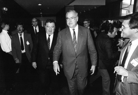 -wvb- Helmut Kohl (rechts) und Franz Josef Strauss beim Bundesparteitag der CDU in Mainz am 13.06