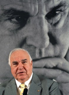 Der frühere Bundeskanzler Helmuth Kohl stellt am Mittwoch (02.11.2005) in Berlin vor einem Plakat