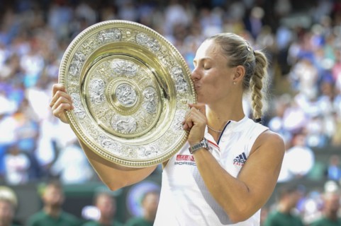 (180715) -- LONDON, July 15, 2018 () -- Angelique Kerber of Germany kisses the trophy during the