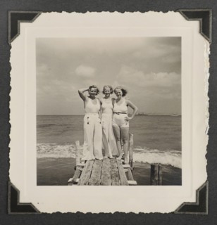 Das sw-Foto aus einem Urlaubs - Album zeigt drei Frauen in Sommer- und Freizeitmode um 1930 auf