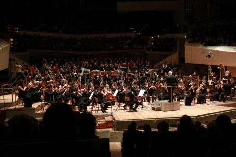 Daniel Barenboim und Michael Barenboim mit dem West-Eastern Divan Orchestra in der Philharmonie.