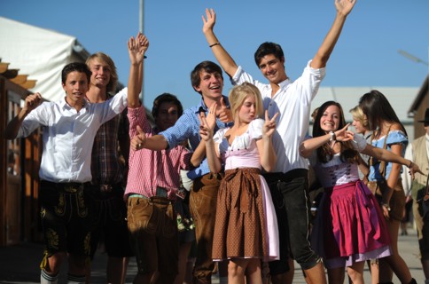 Jugendliche in Trachten posieren am Dienstag (21.09.2010) auf dem Oktoberfest in München (Oberbayern)