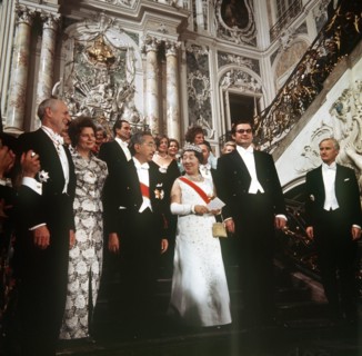 (l-r): Der Bonner Protokollchef Dr. Hans Schwarzmann, Frau Christl Koschnick, Kaiser Hirohito,