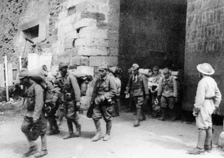 (150813) -- BEIJING, Aug. 13, 2015 () -- File  Japanese captives in China. 
   On Aug. 15, 1945,