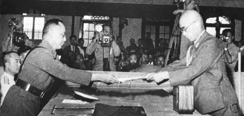 (160814) -- BEIJING, Aug. 14, 2016 () -- File photo taken on Sept. 9, 1945 shows He Yingqin (L),
