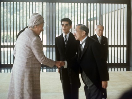 Bundespräsident Gustav Heinemann (verdeckt) und seine Gattin Hilda (l) werden bei ihrem Besuch in