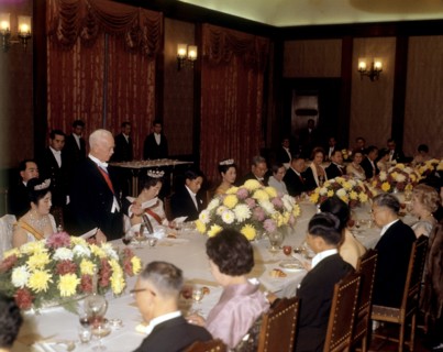 Bundespräsident Heinrich Lübke bei seiner Erwiderung auf die Begrüßungsrede von Kaiser Hirohito
