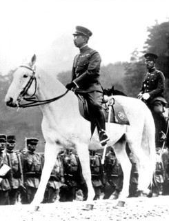 Der japanische Kaiser Hirohito in Uniform auf seinem Schimmel (undatierte Aufnahme). Seit 1921