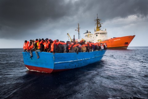 Etwa 380 Flüchtlinge in einem Holzboot und 130 Flüchtline in einem Gummiboot werden am 11.12.2016