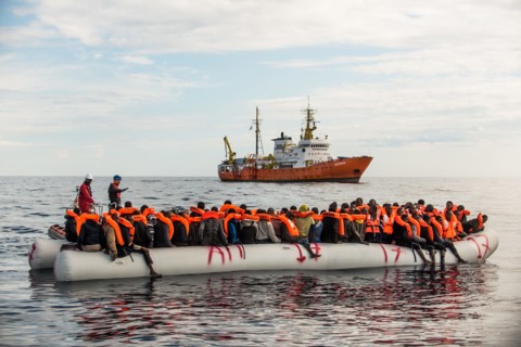 Etwa 130 Flüchtlinge werden am 11.12.2016 in internationalem Gewässer vor der libyschen Küste im