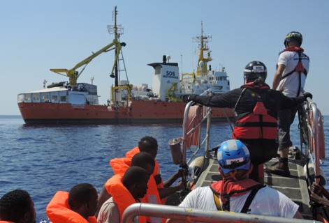Von einem Schlauchboot gerettete Migranten werden am 27.06.2017 auf das Rettungsschiff «Aquarius»