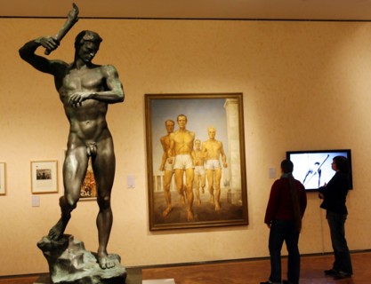 Zwei junge Frauen betrachten am Mittwoch (24.01.2007) das Gemälde "Turner" von Gerhard Keil,