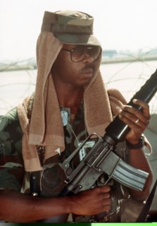 Avec une serviette sur la tête, ce GI se protège de la chaleur dans le désert saoudien. Des unités