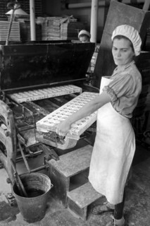 Arbeiterin bei der Süßwarenproduktion in der Süßwarenfabrik Oehler in Zeitz, Deutschland 1948.