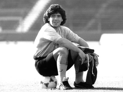 Der argentinische Mittelfeldregisseur Diego Maradona vom SSC Neapel sitzt auf einem Ball und