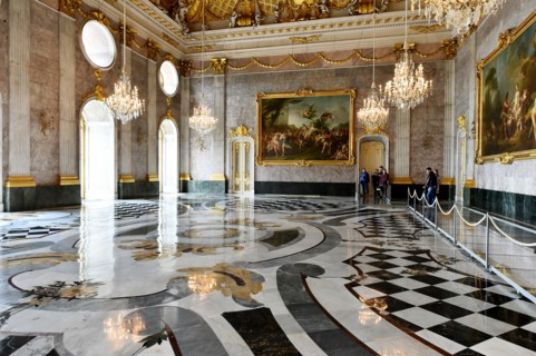 Der Marmorsaal im Neuen Palais zeigt sich am 11.04.2016 in Potsdam