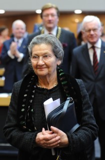 Die französische Publizistin und Politikerin Simone Veil (M), ihr Mann Antoine, Dirk Elbers,