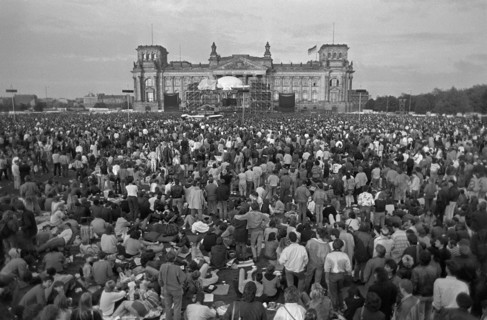 Blick über einen Teil der 60.000 Zuschauer beim Konzert des englischen Superstars David Bowie vor