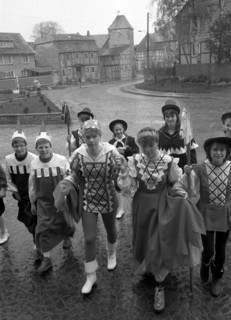 Kinder als Schachfiguren verkleidet im Schachdorf Ströbeck - hier wird Schach an der Schule
