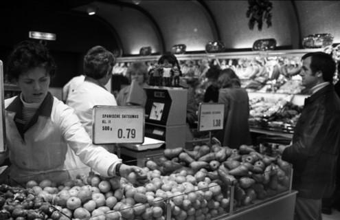 Shopping hustle and bustle in the Christmas business at the department store Horten in Essen on