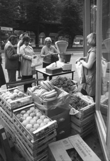 Obstverkauf in der Schönhauser Allee im Berliner Stadtbezirk Prenzlauer Berg, aufgenommen 1976/77.