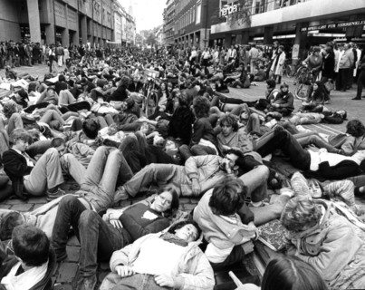 (dpa files) - Some 5000 pupils demonstrating for peace have formed a human carpet in the city