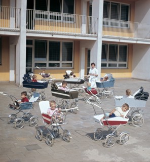 Cour d'une crèche située dans un nouveau quartier d'immeubles en préfabriqués