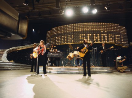 Der Sänger Frank Schöbel bei der Unterhaltungssendung "Ein Kessel Buntes" vom Fernsehen der DDR