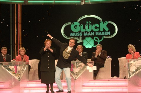 Kaum ist er beim ZDF mit "Wetten daß ..." draußen - ist er mit "Glück muß man haben" als