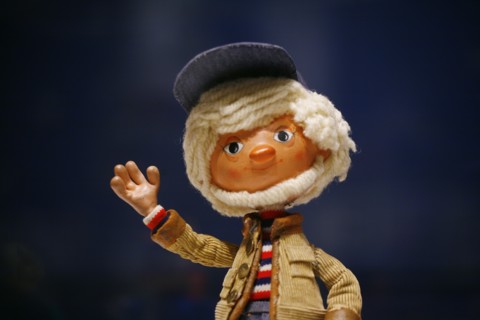 Eine Original-Puppe des alten "West-Sandmännchens" winkend und mit Mütze fotografiert in einer Sandmännchen-Ausstellung in Frankfurt am Main im Januar 2009