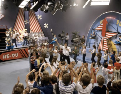 Der Entertainer und Sänger Wolfgang Lippert (Mitte), aufgenommen 1987 in einem Fernsehstudio des
