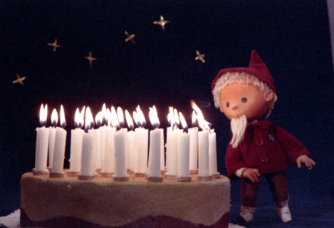 Die letzte Sandmann-Figur des DDR-Fernsehens.vor einer riesigen Geburtstagstorte