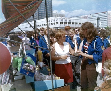 Souvenirs such as the TV tower in small format are offered on Alexanderplatz in Berlin-Mitte in early August 1973