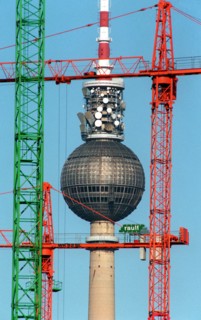 Der Berliner Fernsehturm am Alexanderplatz feiert Geburtstag. Am 3. Oktober wird der Turm, hier die von Baukränen "umrahmte" Kugel, 25 Jahre alt. Mit seinen 365 Metern Höhe ist er der zweithöchste Tur...