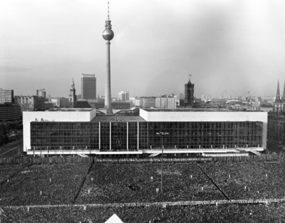 Zehntausende Teilnehmer eines Nationalen Jugendfestivals demonstrieren am 04.06.1979 bei einer Abschlusskundgebung vor dem Palast der Republik in Berlin (Ost)