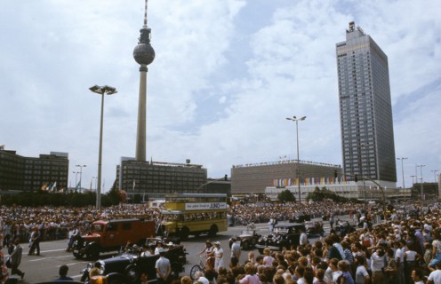 Rund 700.000 Ost-Berliner verfolgen am 04.07.1987 an der Karl-Liebknecht-Straße den Umzug zum